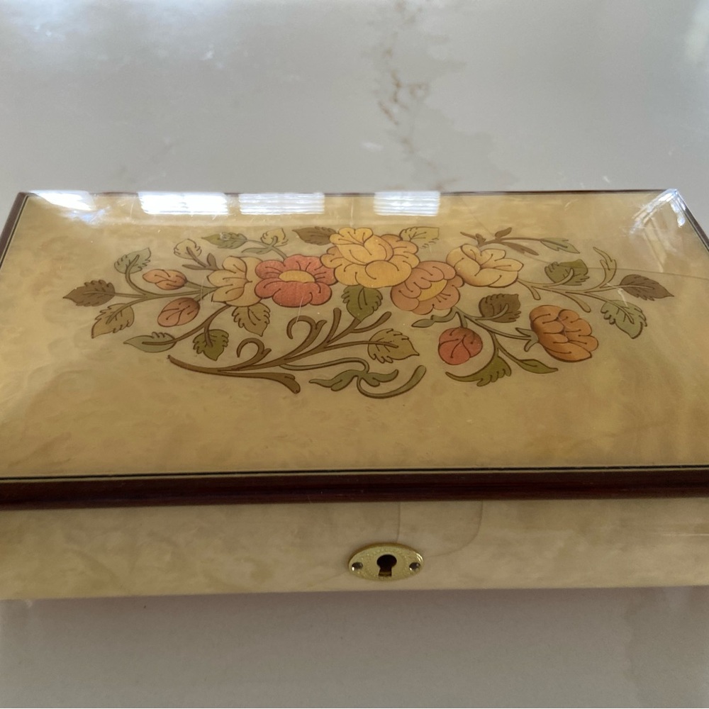 Italian Romance Musical Jewelry Box Floral Made in Italy music box works good